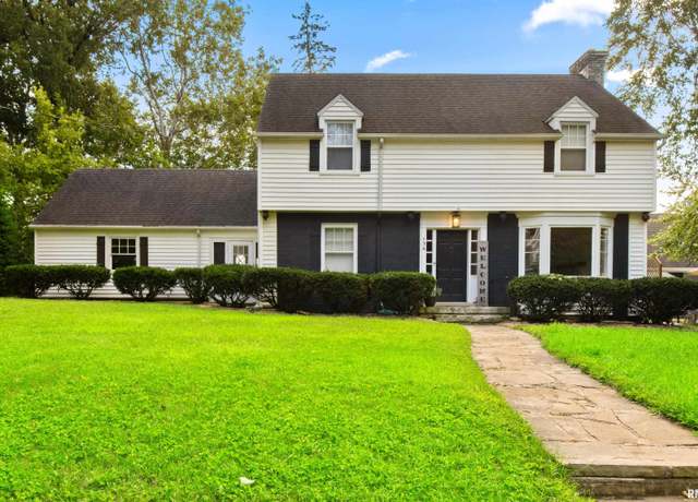 Property at 136 E Oak Park Dr, Peoria, IL 61614, 3 beds, 1.5 baths