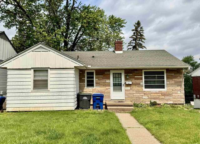 Property at 1030 Grandview Dr, Clinton, IA 52732, 3 beds, 2 baths