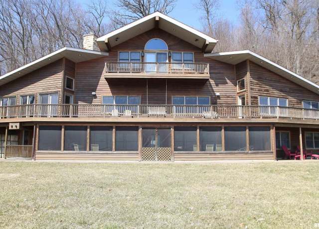 Property at 1800 E Deer Creek Rd, Clinton, IA 52732, 3 beds, 3 baths