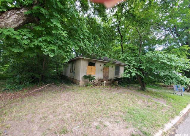 Property at 609 N Carico St, Carbondale, IL 62901, 3 beds, 1 bath