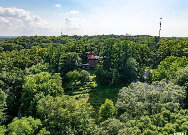 Property at 5418 Chapel Hill Rd, Davenport, IA 52802, 5 beds, 2.5 baths