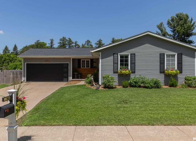 Property at 1924 E Rusholme St, Davenport, IA 52803, 3 beds, 2 baths