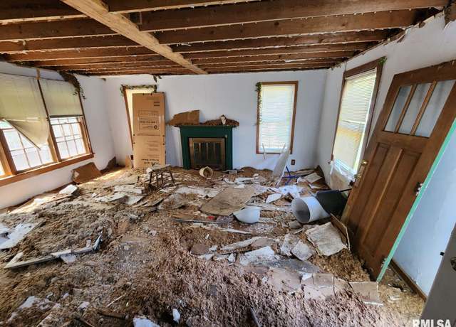 Property at 1105 W College St, Carbondale, IL 62901, 3 beds, 1 bath