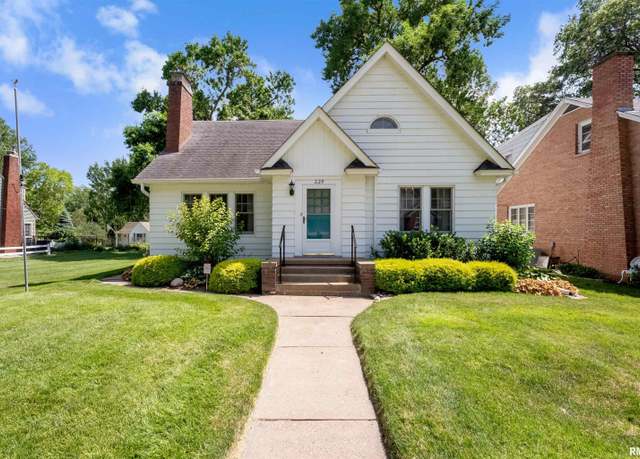 Property at 229 Grant St, Bettendorf, IA 52722, 3 beds, 2 baths