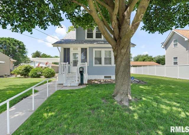 Property at 2415 5th St, Moline, IL 61265, 3 beds, 2.5 baths