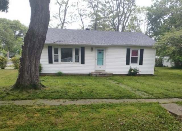 Property at 501 S Walnut St, Wayne City, IL 62895, 3 beds, 1 bath