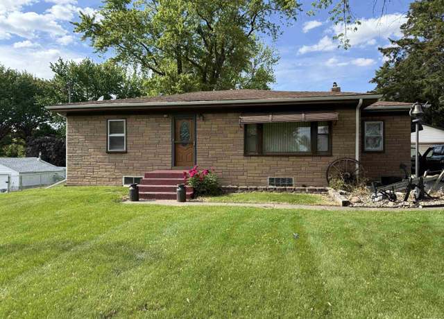 Property at 2706 W 47th St, Davenport, IA 52806, 3 beds, 1 bath