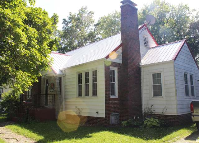 Property at 303 N Indiana Ave, Salem, IL 62881, 2 beds, 2 baths