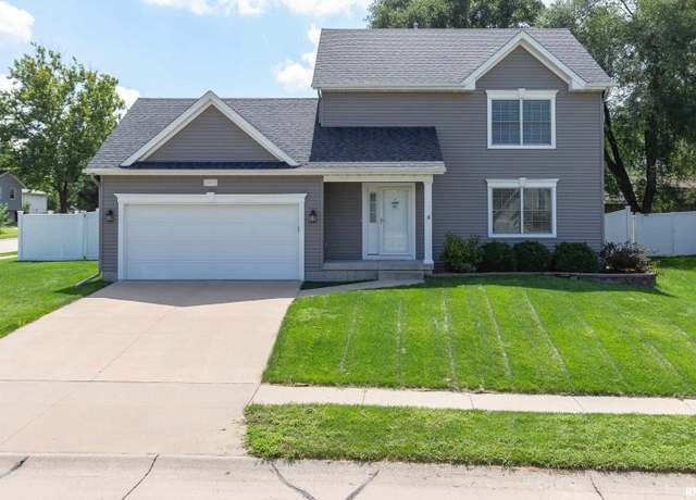 Property at 1901 W 56th Ct, Davenport, IA 52806, 3 beds, 2.5 baths