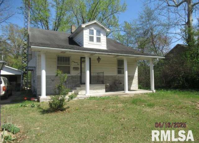 Property at 904 S Commercial St, Benton, IL 62812, 2 beds, 1 bath