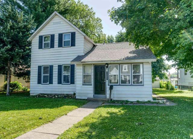 Property at 1607 Pershing Blvd, Clinton, IA 52732, 4 beds, 1 bath