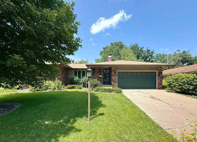Property at 5315 34th Ave, Moline, IL 61265-5627, 4 beds, 2.5 baths
