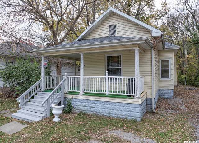 Property at 727 N Broadway Ave, Salem, IL 62881-1305, 3 beds, 1 bath
