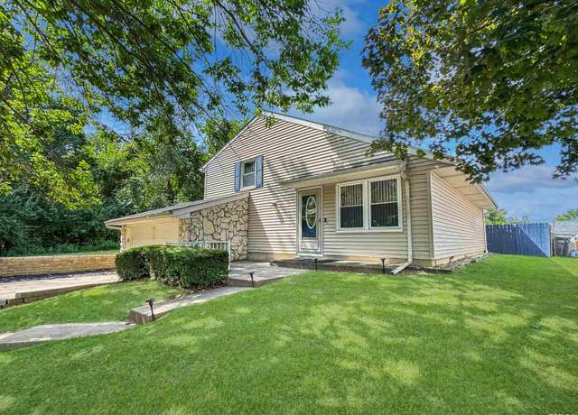 Property at 16 Point East Ct, Pekin, IL 61554, 3 beds, 1.5 baths