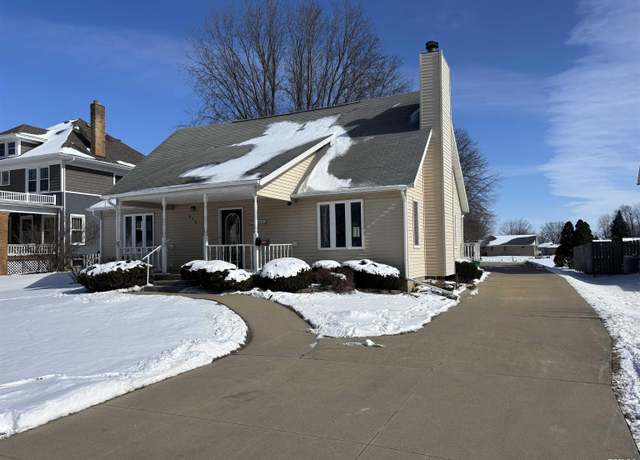 Property at 626 3rd Ave, De Witt, IA 52742, 3 beds, 2.5 baths