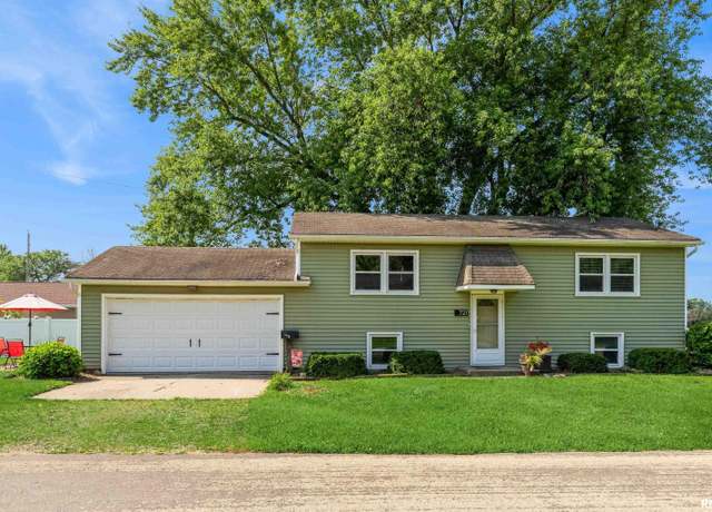Property at 721 15th St, De Witt, IA 52742, 3 beds, 1 bath