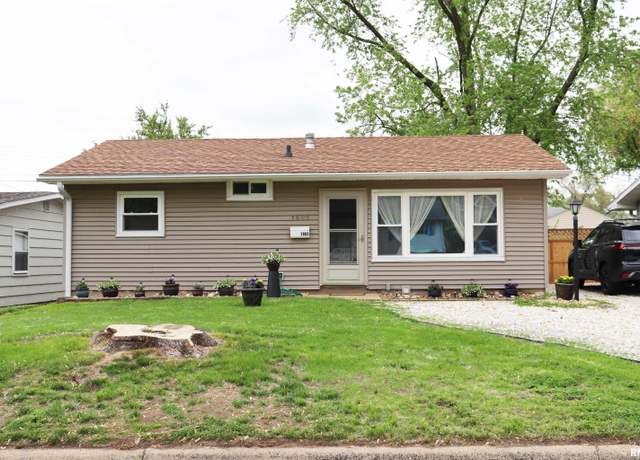 Property at 1605 Bellaire St, Pekin, IL 61554, 3 beds, 1 bath