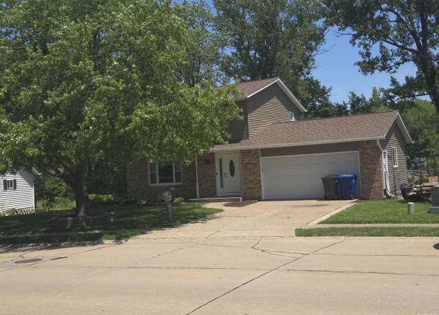 Property at 108 Colony Dr, Davenport, IA 52806, 4 beds, 3.5 baths