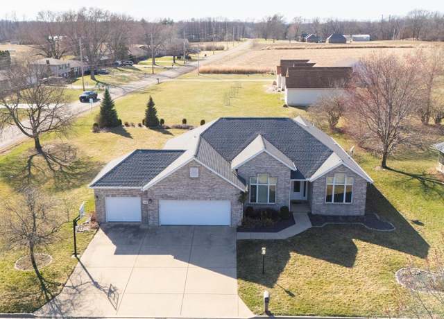 Property at 602 Country Club Ln, Pekin, IL 61554, 4 beds, 3 baths