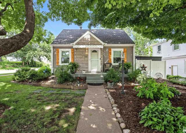 Property at 3437 Washington St, Davenport, IA 52806, 3 beds, 1 bath