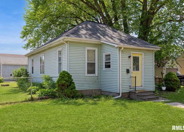 Property at 417 12th St, De Witt, IA 52742, 2 beds, 1 bath