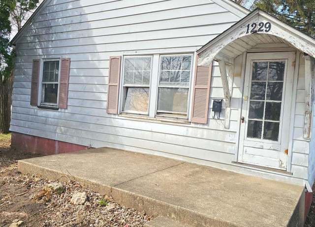 Property at 1229 S 8th St, Pekin, IL 61554, 2 beds, 1 bath