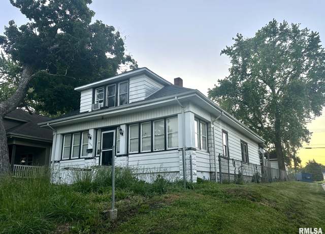 Property at 1324 N 6th St, Quincy, IL 62301, 3 beds, 2 baths