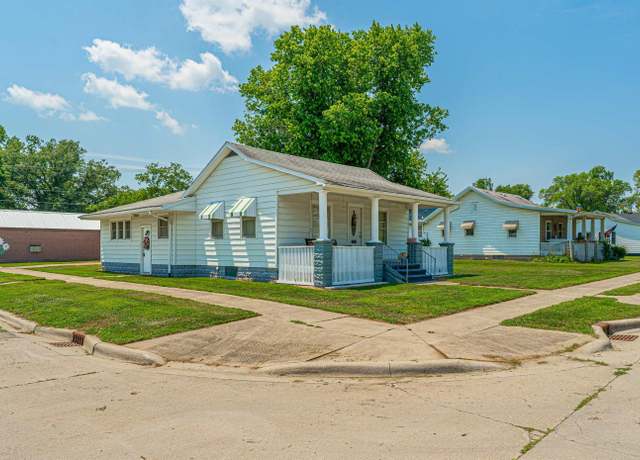 Property at 1231 Pulaski St, Lincoln, IL 62656, 2 beds, 1 bath