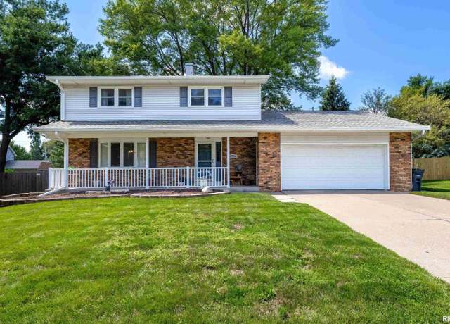 Property at 1900 Valley Vista Dr, Bettendorf, IA 52722, 4 beds, 2.5 baths