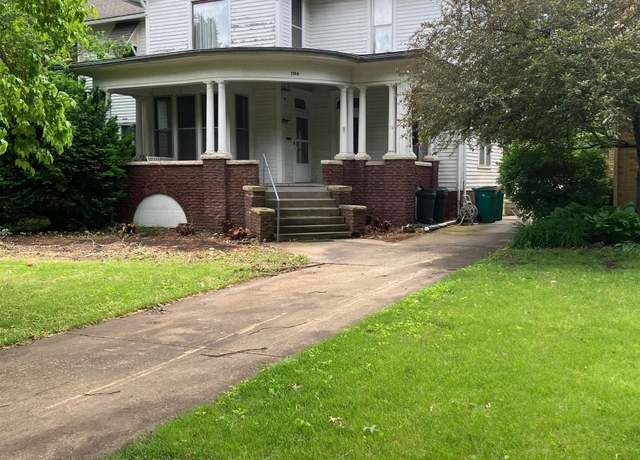 Property at 704 S Lafayette St, Macomb, IL 61455, 3 beds, 2.5 baths