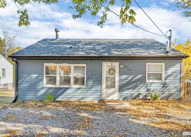 Property at 906 28 1/2 St, Bettendorf, IA 52722, 3 beds, 2 baths