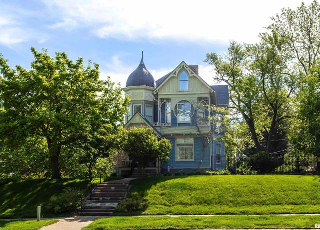Property at 1703 20th St, Rock Island, IL 61201, 4 beds, 4.5 baths
