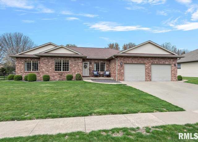 Property at 29 Elizabeth Pl, Jacksonville, IL 62650, 4 beds, 3.5 baths