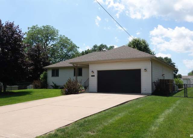 Property at 1156 Russell Ave, Galesburg, IL 61401, 3 beds, 3 baths