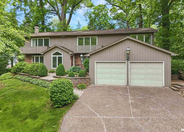 Property at 2604 10th Street Place, Moline, IL 61265, 3 beds, 2.5 baths