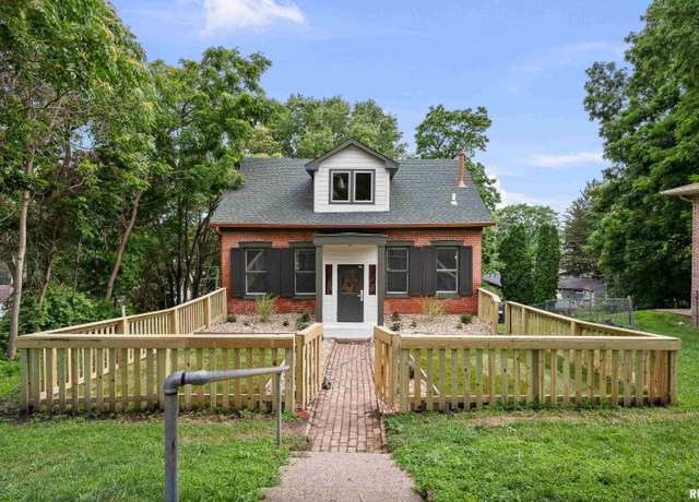 Property at 1333 E 10th St, Davenport, IA 52803, 2 beds, 2.5 baths