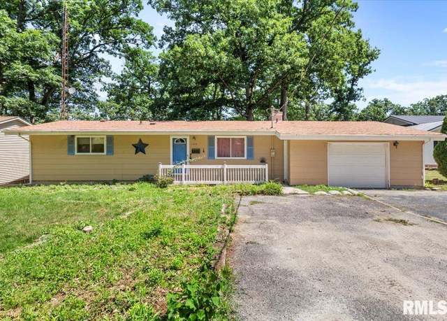 Property at 15858 Oak Ln, Girard, IL 62640, 2 beds, 1.5 baths