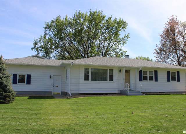 Property at 2107 W 38th Pl, Davenport, IA 52806, 3 beds, 2.5 baths