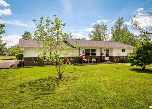 Property at 207 W 13th St, Johnston City, IL 62951, 4 beds, 2.5 baths