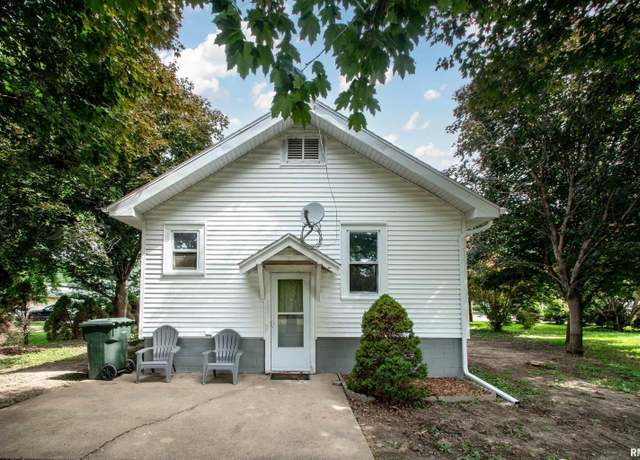 Property at 202-204 Putnam St, East Peoria, IL 61611, 6 beds, 4 baths