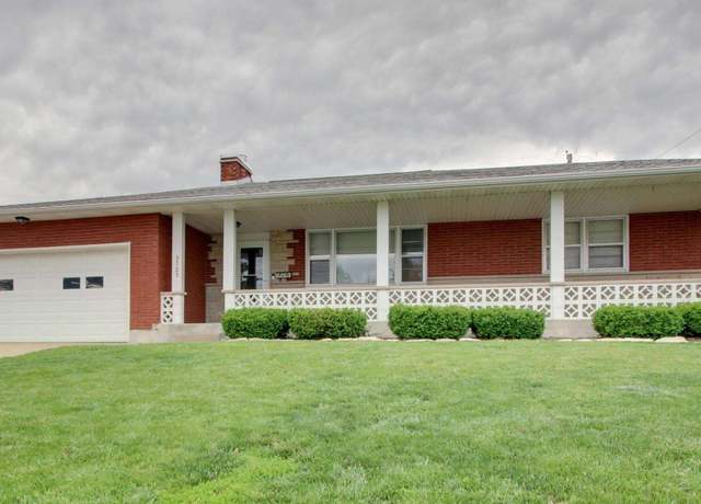 Property at 3705 Briarwood Dr, Quincy, IL 62301, 3 beds, 1.5 baths
