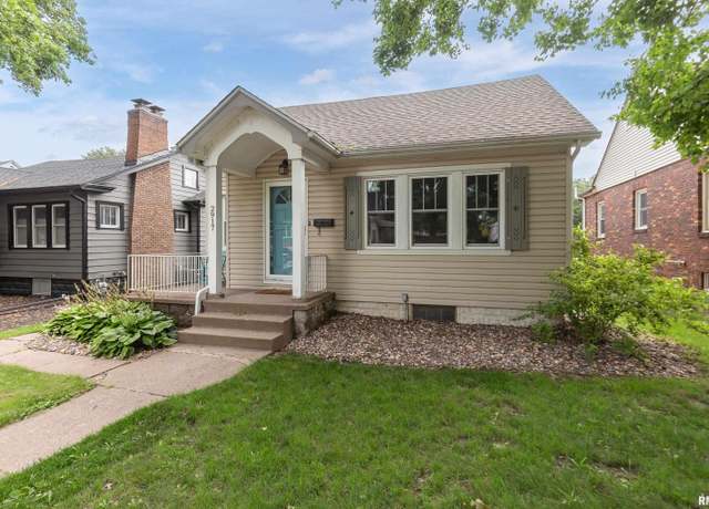 Property at 2917 Farnam St, Davenport, IA 52803, 4 beds, 2 baths
