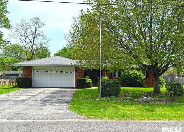Property at 1352 N Lawrence Ave, Taylorville, IL 62568, 3 beds, 2 baths