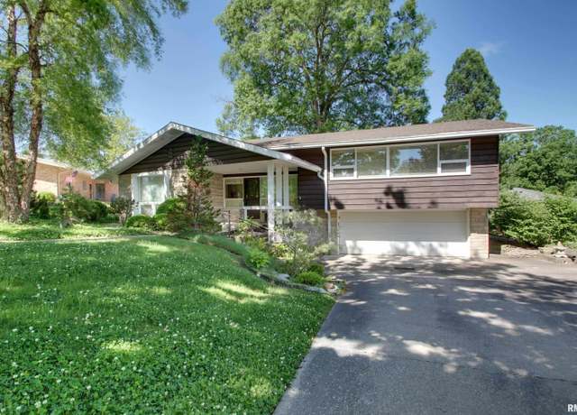 Property at 265 Woodlawn Ct, Quincy, IL 62301, 3 beds, 2.5 baths