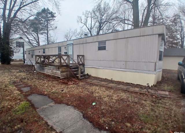 Property at 520 Dewey St, Eldorado, IL 62930, 3 beds, 2 baths