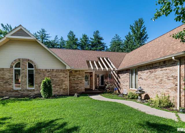 Property at 901 E Gregory Ave, Marion, IL 62959, 3 beds, 3 baths