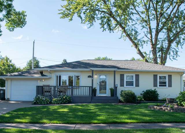 Property at 1611 W Garfield St, Davenport, IA 52804, 4 beds, 2 baths
