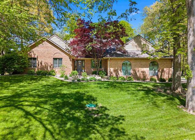 Property at 22 Oakcrest Dr, Pekin, IL 61554, 4 beds, 3.5 baths