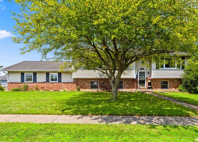 Property at 1910 Century Dr, Eureka, IL 61530, 4 beds, 3 baths