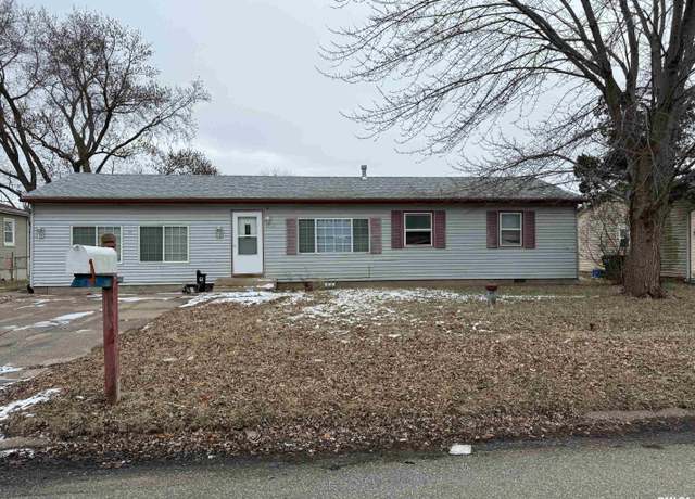 Property at 4716 11th Street A, Moline, IL 61265, 3 beds, 1 bath